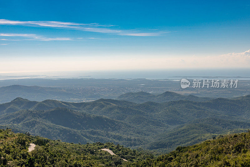 从古巴Escambray山脉的Topes de Collantes看海岸